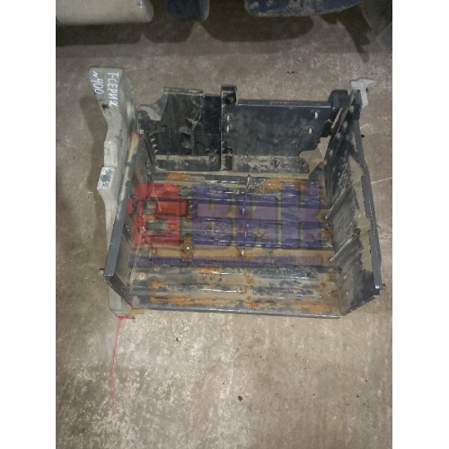 Ящик АКБ Renault T460 001057 в сборе с кронштейном (792), 