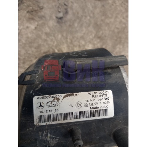 Фара противотуманная Mercedes Actros MP4 766412 в сборе с ходовым огнем RH (432), 9608200556-1