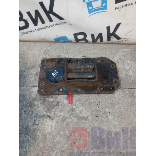 Кронштейн средней траверсы (над коробкой) MAN TGX 061924 RH (642), 