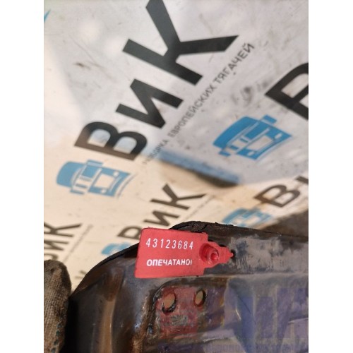 Кронштейн полукрыла Scania R400 915216 передний RH (684), -1