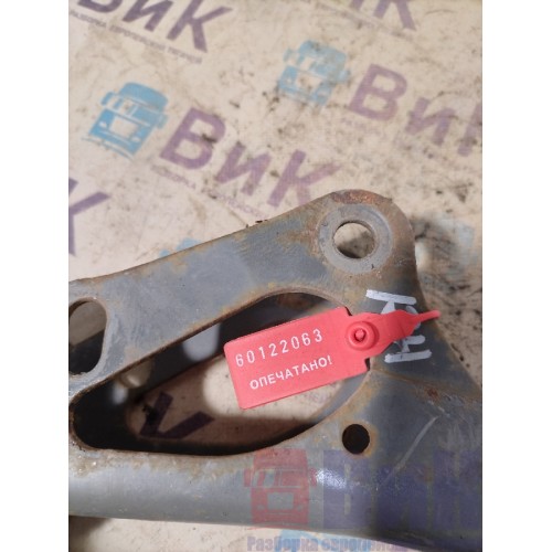 Кронштейн передней подушки кабины Sitrak C7H 611827 (063), 810W41701007-2