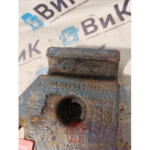 Кронштейн переднего амортизатора Volvo FM 651145 нижний RH (667), 20703965-2