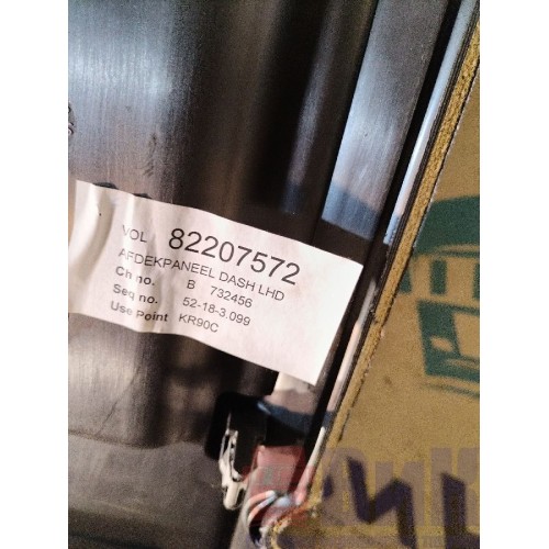 Накладка на торпедо Volvo FH 4 732456 (375), 82207572-3